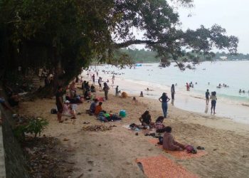 Isi Liburan Nataru, Warga Manokwari Berwisata ke Pantai Pasir Putih